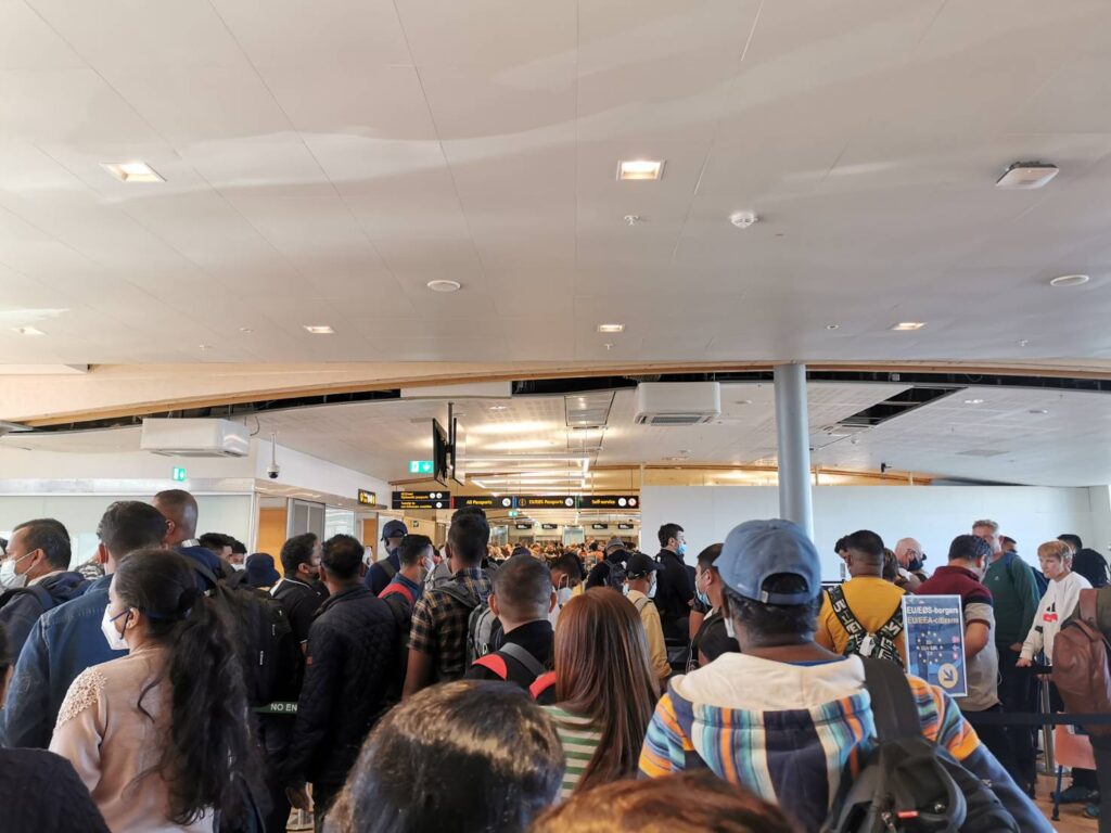 オスロ空港の入国審査の列
