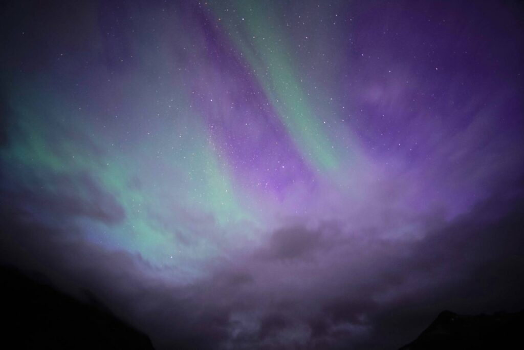 オーロラを長時間露光で撮影した様子