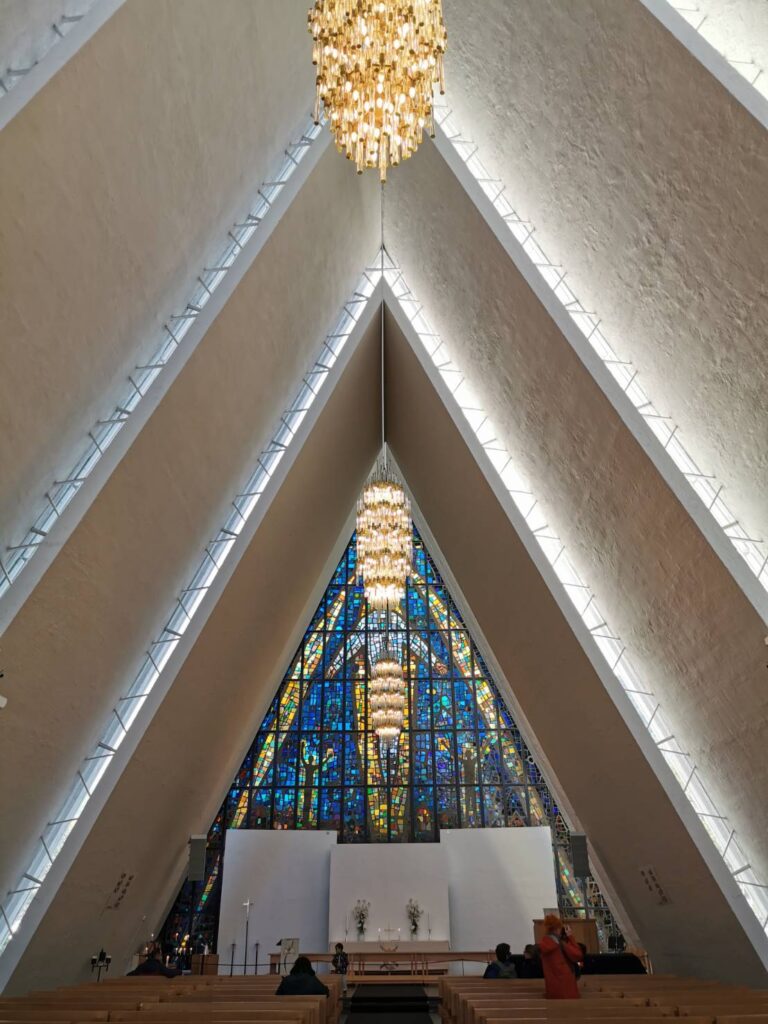 ダーレン教会の内装