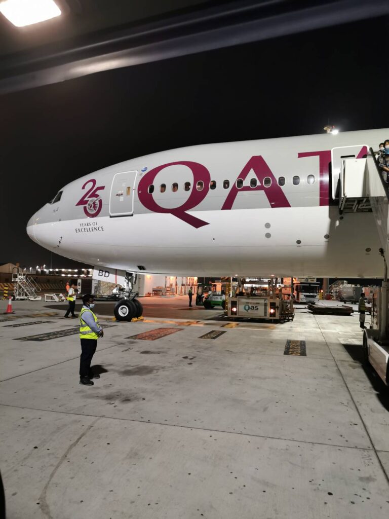 ドーハ空港に到着したカタール航空