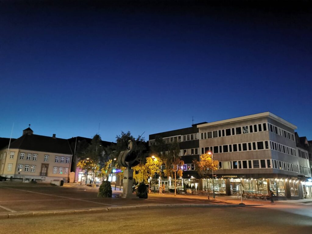 夜のトロムソの街の様子