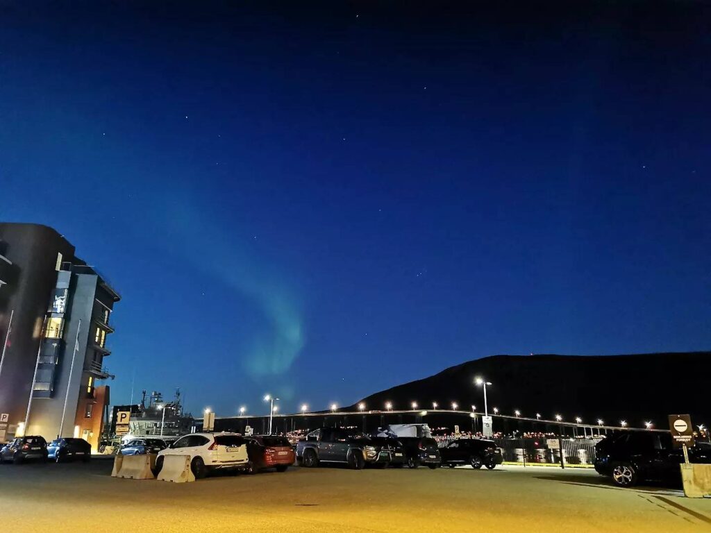 トロムソ中心街から見えるオーロラ