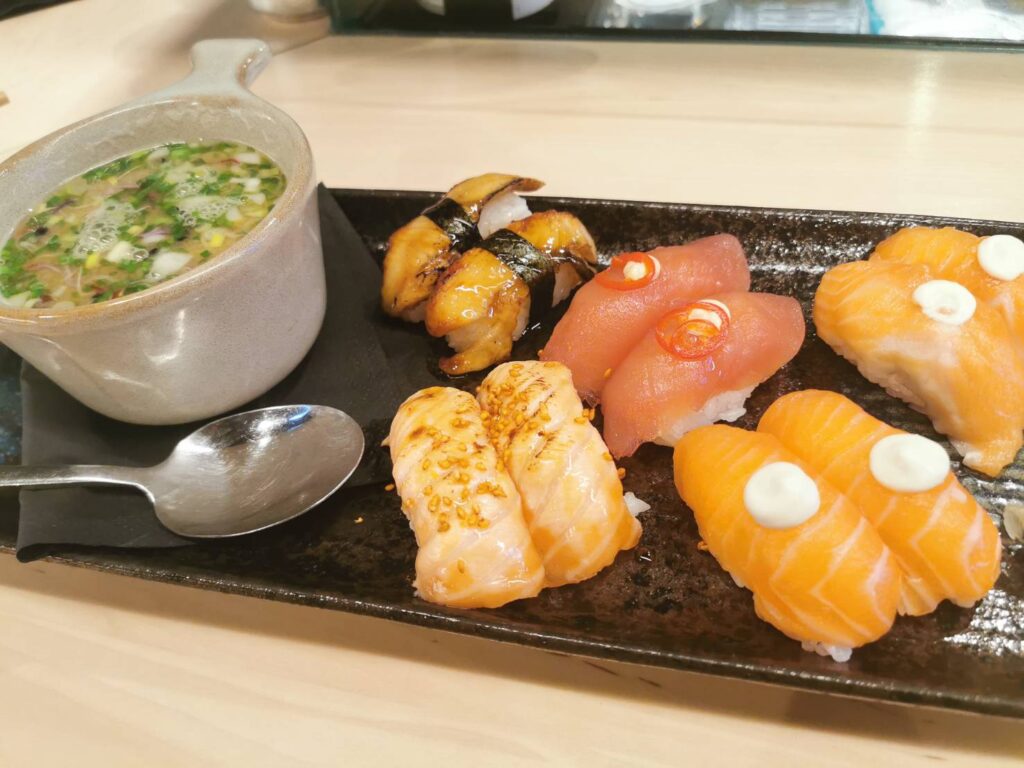 握り10貫盛りとミソスープ
