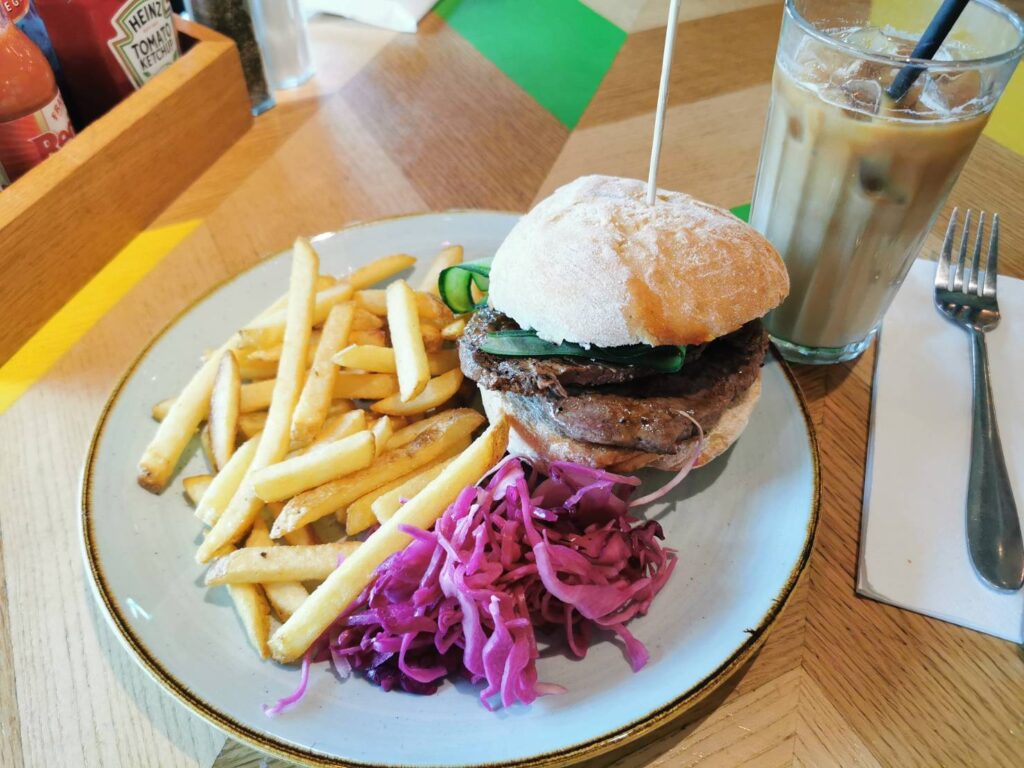 昼食の牛肉バーガー