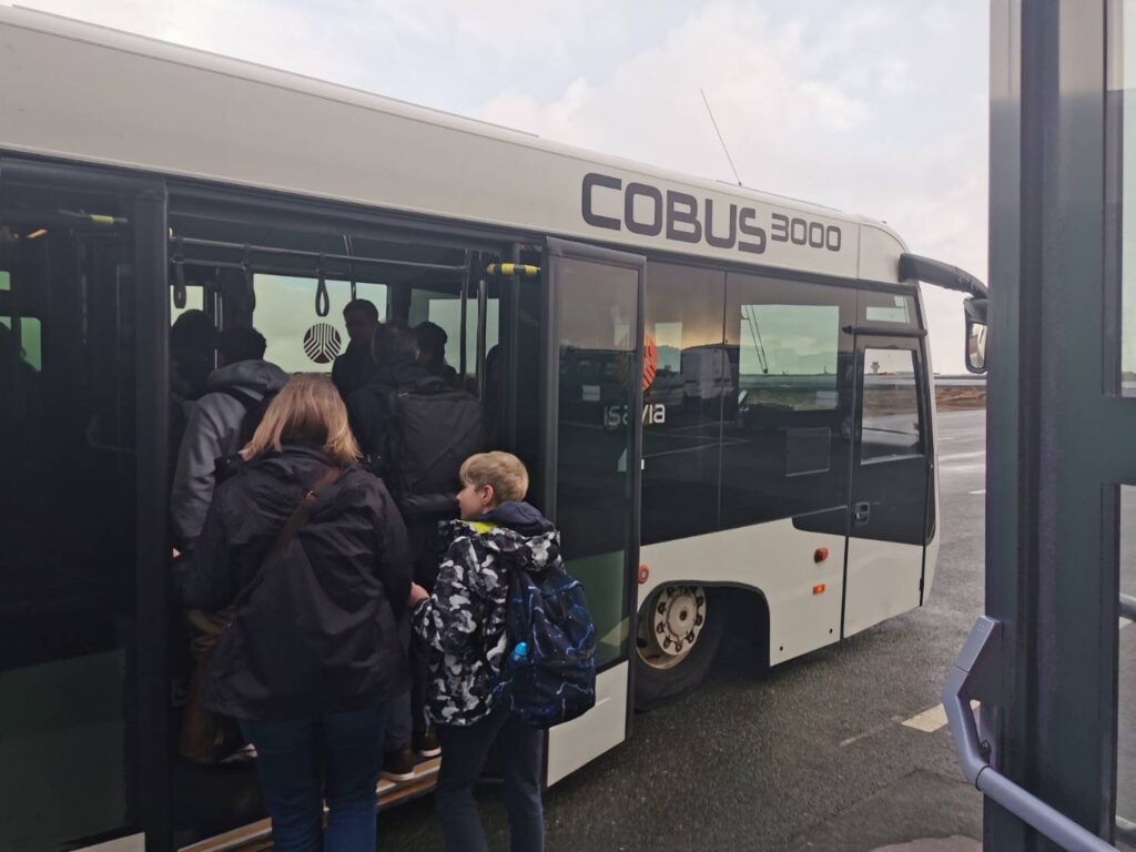 滑走路に停車中の輸送バス