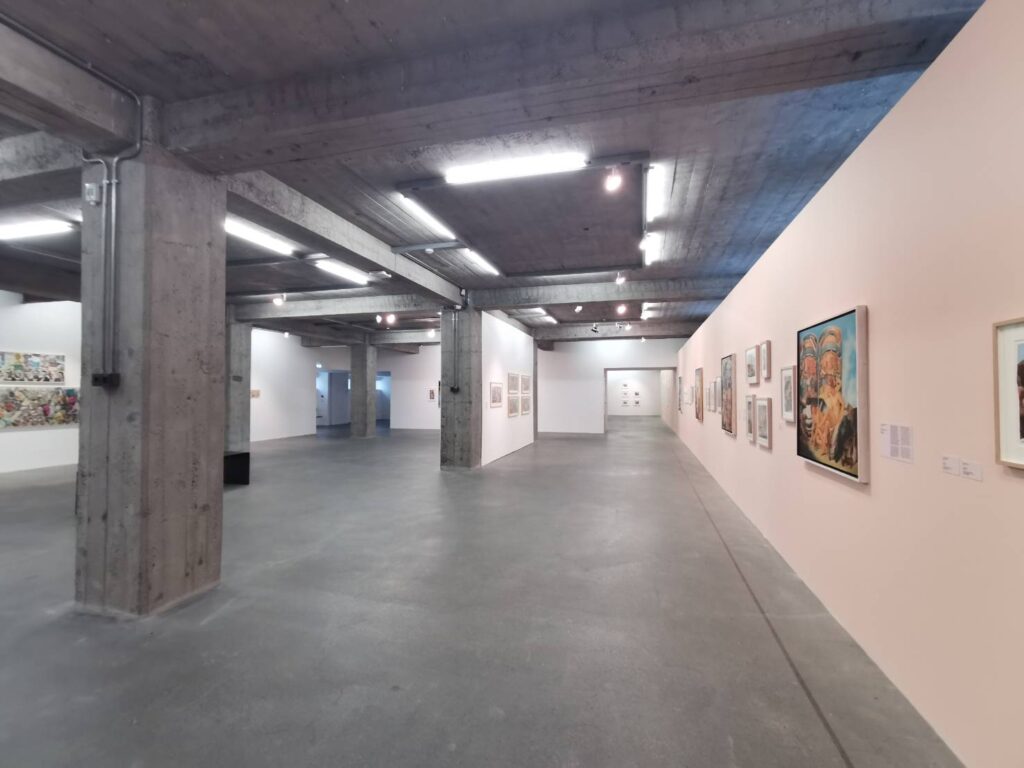 無機質な展示室の様子