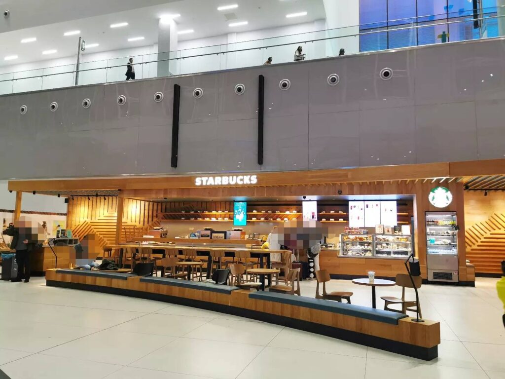 Bゲート側のスターバックス