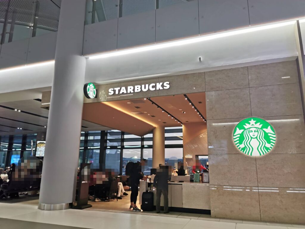 Dゲート側のスターバックス