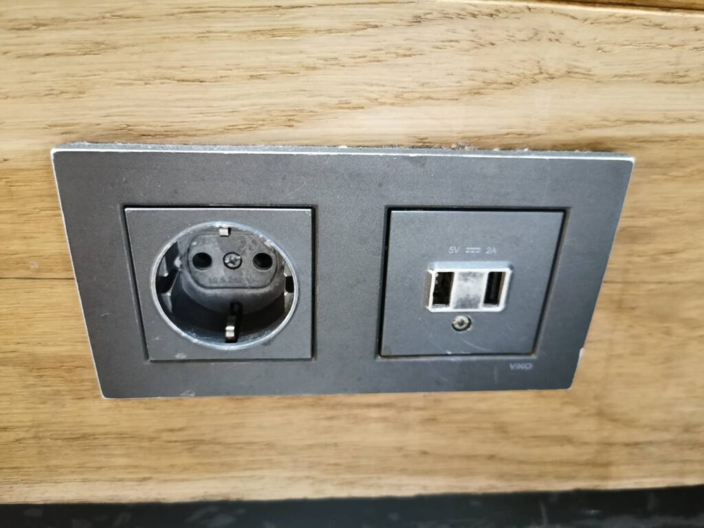 スターバックスにある充電プラグ