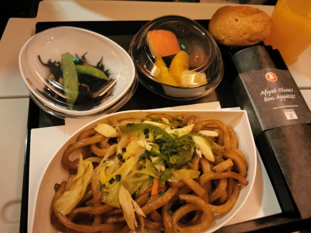 ターキッシュエアラインズの機内食（焼うどん）