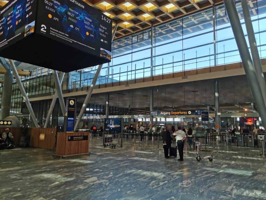オスロ空港の荷物検査レーン