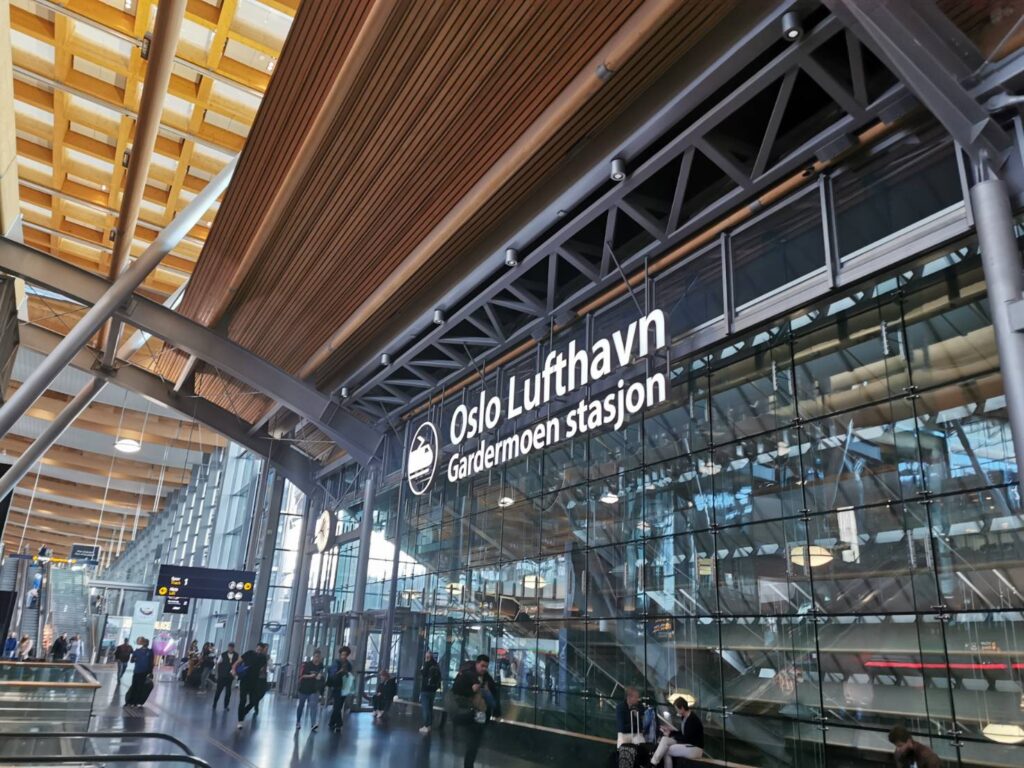 オスロ空港の駅の入り口